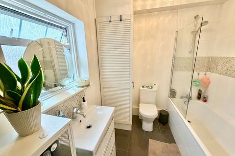 2 bedroom maisonette for sale, Roe Lane, London NW9