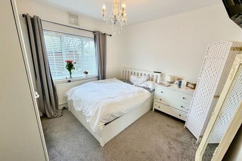 2 bedroom maisonette for sale, Roe Lane, London NW9