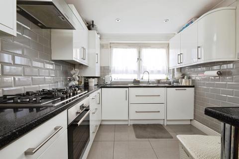 2 bedroom maisonette for sale, High Street, London