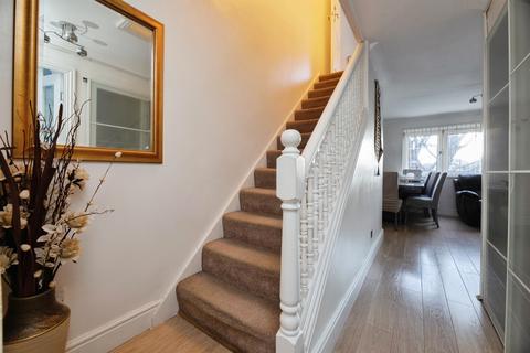 2 bedroom maisonette for sale, High Street, London