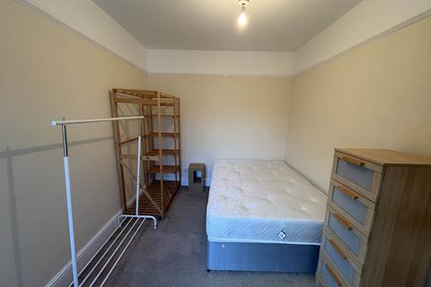 4 bedroom terraced house to rent, Donnington Road, Reading