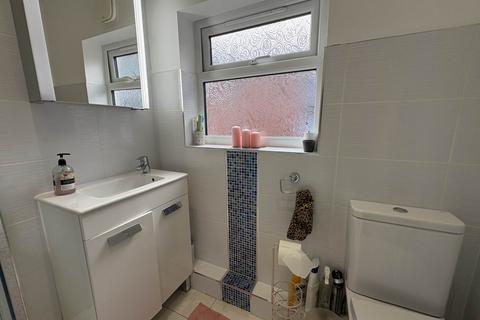 4 bedroom terraced house to rent, Donnington Road, Reading