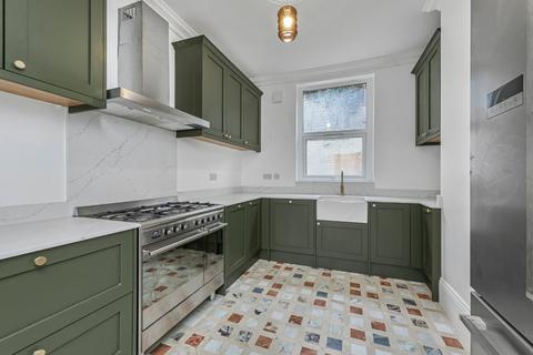 3 bedroom terraced house to rent, Elm Park, London, SW2