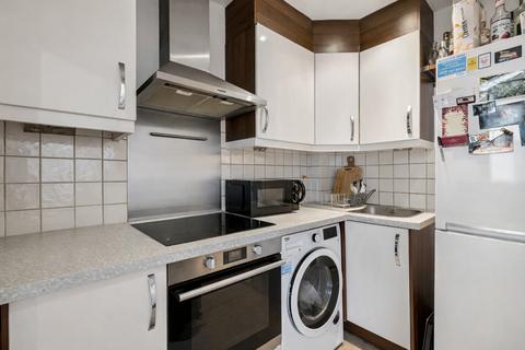 2 bedroom flat to rent, Chepstow Road, London