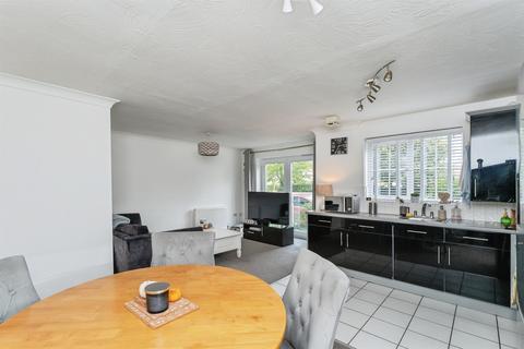 undefined, Cwrt Y Terfyn, Saltney, Chester