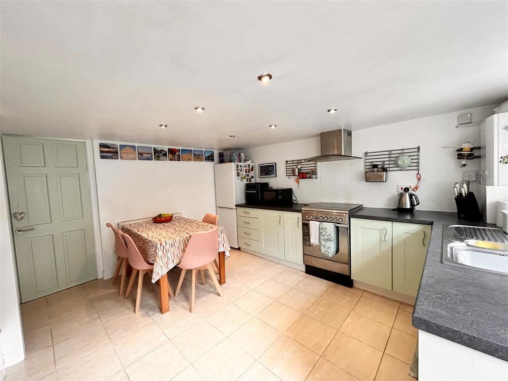 Kitchen 1.jpg