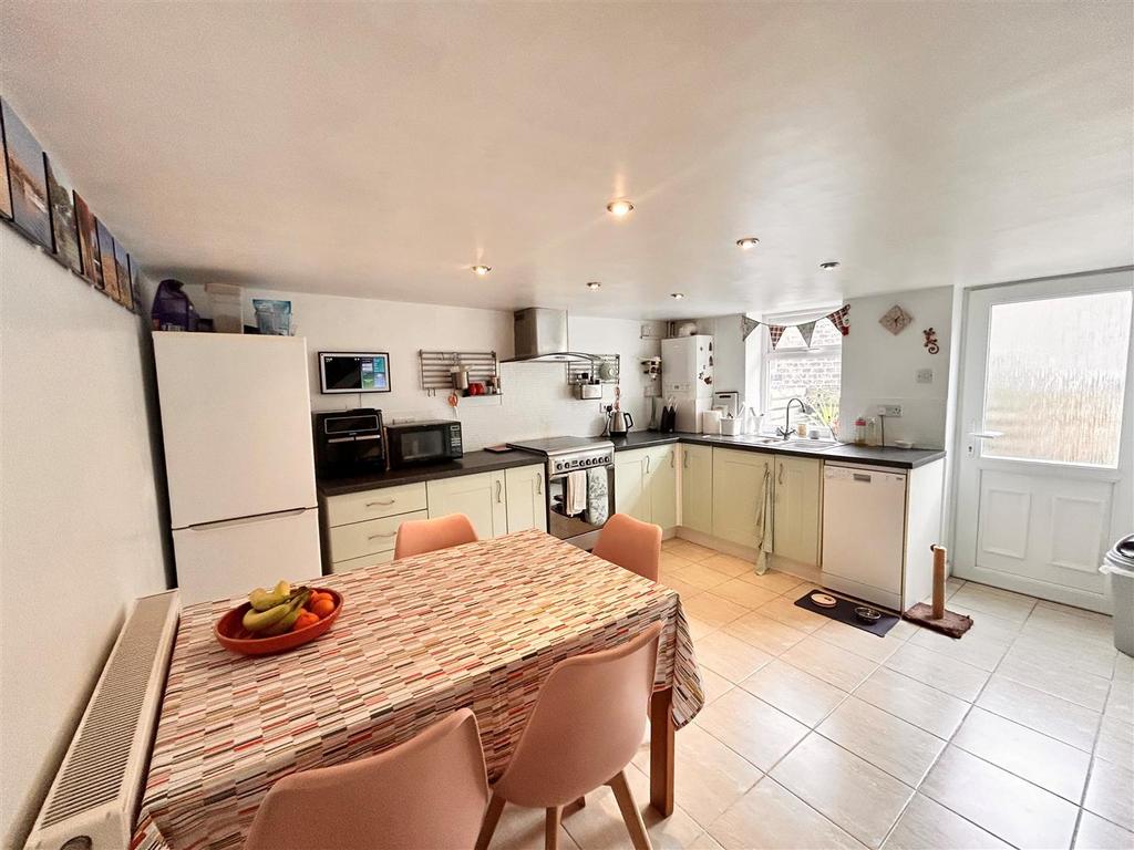 Kitchen 2.jpg