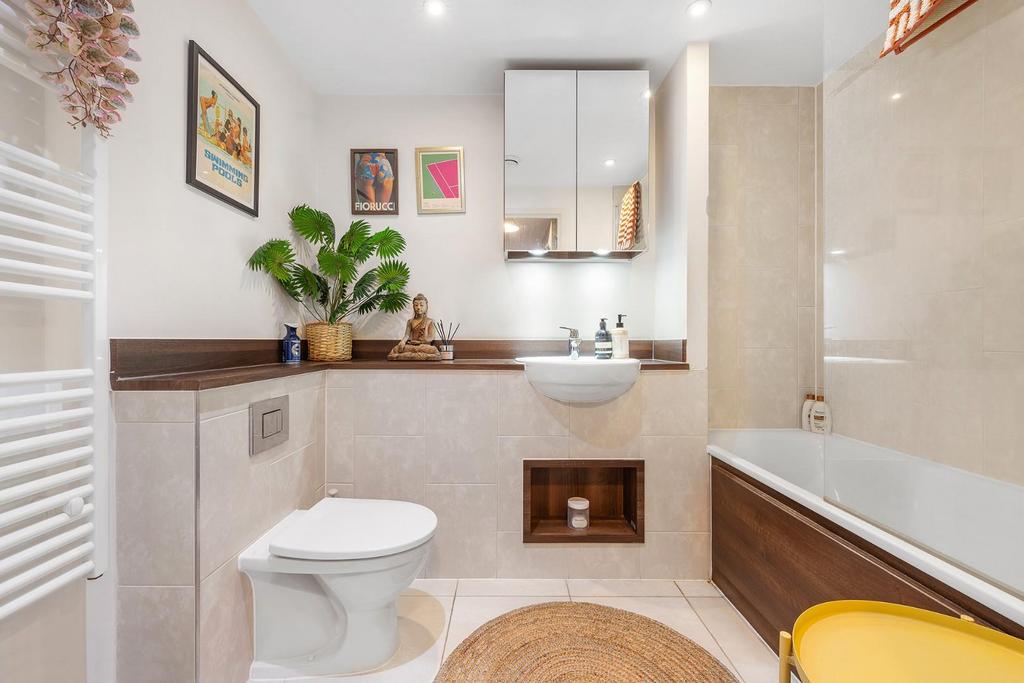 Bathroom (2).JPG