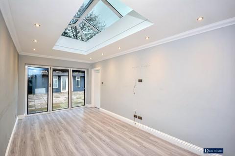 3 bedroom chalet for sale, Hillview Avenue, Hornchurch, RM11
