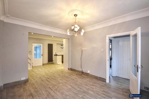 3 bedroom chalet for sale, Hillview Avenue, Hornchurch, RM11