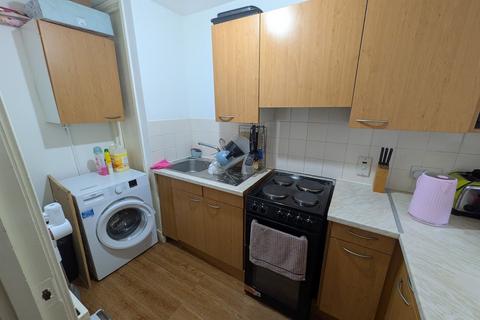1 bedroom flat for sale, Woodmans Mews, London W12