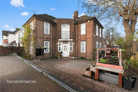 undefined, Great West Road, Hounslow