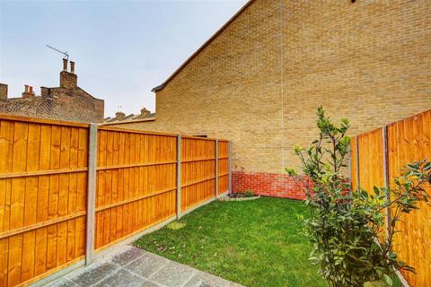 3 bedroom terraced house to rent, Oak Terrace ., London SE17