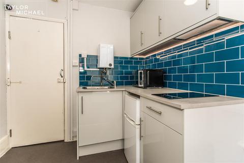 1 bedroom in a house share to rent, Bedford Square, Brighton