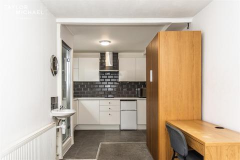 1 bedroom in a house share to rent, Bedford Square, Brighton