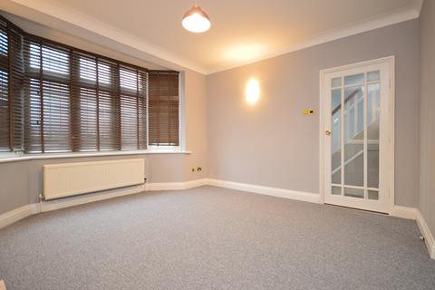 3 bedroom semi-detached house to rent, Hainault Road, Romford, RM5 3AR