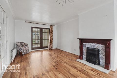 3 bedroom semi-detached house to rent, Calbourne Avenue, HORNCHURCH