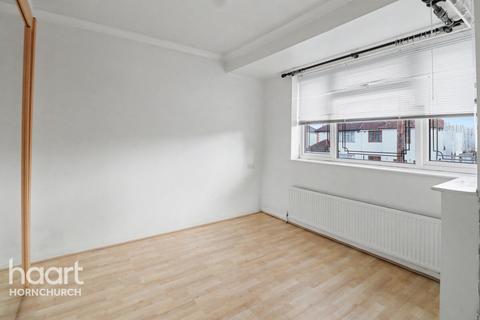 3 bedroom semi-detached house to rent, Calbourne Avenue, HORNCHURCH