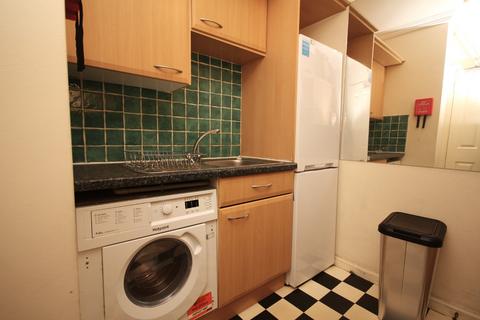 3 bedroom flat to rent, Brougham Street, Tollcross, Edinburgh, EH3