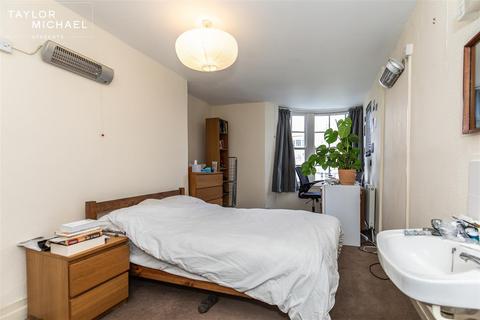 1 bedroom in a house share to rent, Bedford Square, Brighton