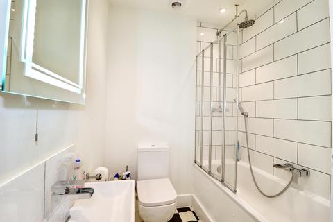 1 bedroom apartment to rent, Walton Road, East Molesey KT8