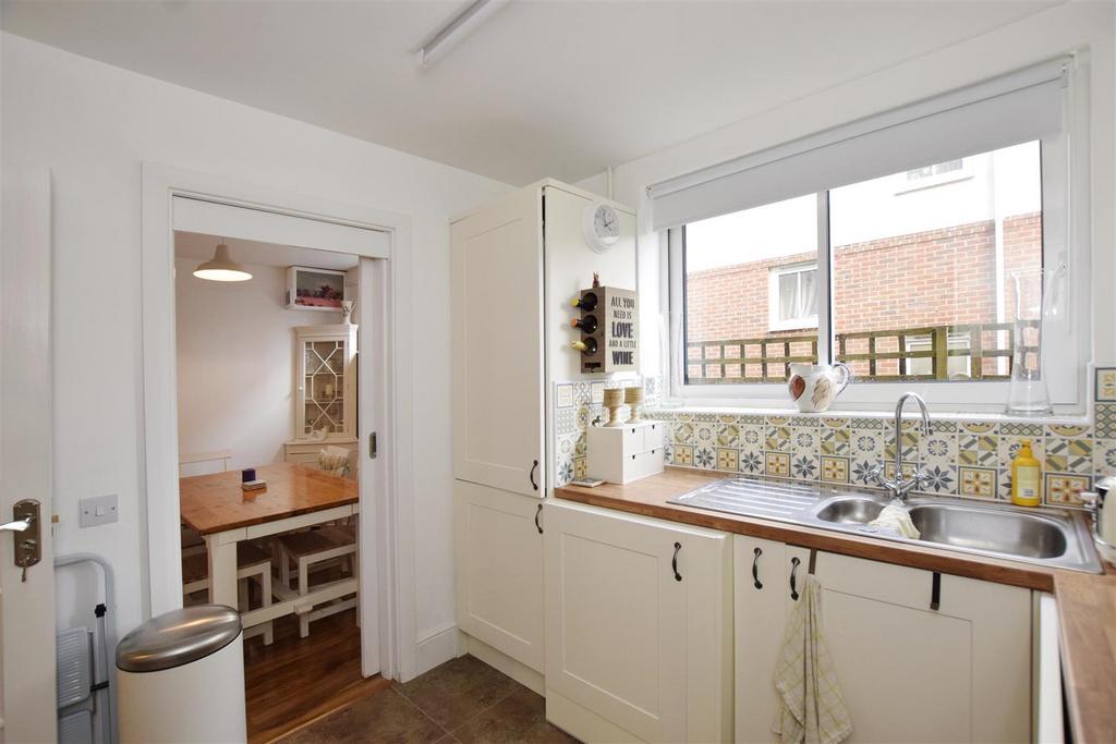 Kitchen-.JPG