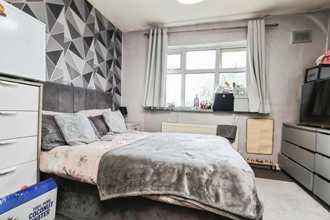 4 bedroom semi-detached house for sale, Meadow Road, Halesowen