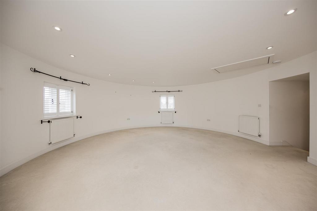 Roundel Lounge