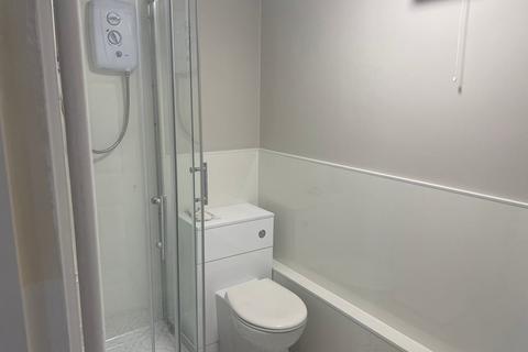 Studio to rent, 159a Warwick Road
