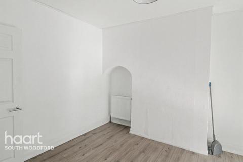 4 bedroom terraced house to rent, Chigwell Road, WOODFORD GREEN