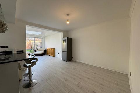 4 bedroom flat to rent, Alders Road, Edgware, HA8