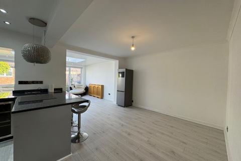 4 bedroom flat to rent, Alders Road, Edgware, HA8