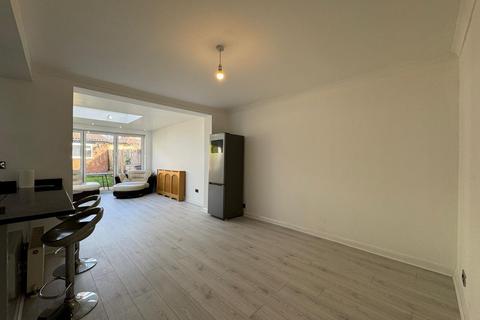4 bedroom flat to rent, Alders Road, Edgware, HA8