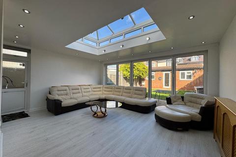 4 bedroom flat to rent, Alders Road, Edgware, HA8