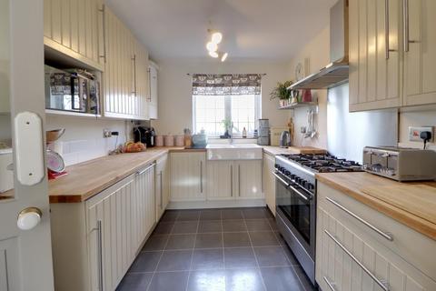 4 bedroom terraced house for sale, Lincoln Road, Stevenage SG1