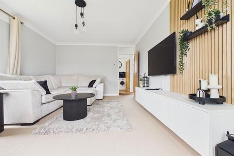 2 bedroom flat for sale, Russell Court, Bridge Close, Lancing, BN15 8BP