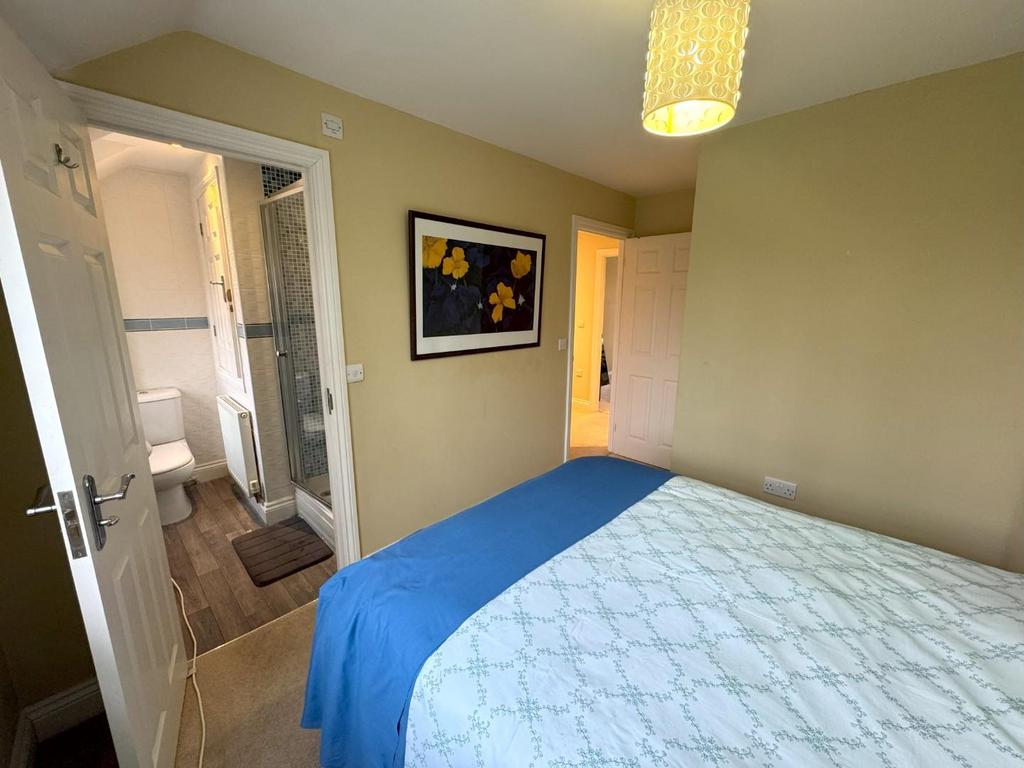 Bedroom 1 pic 2.jpg