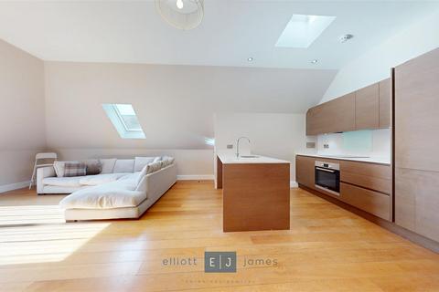 2 bedroom apartment to rent, Manor Road, Chigwell IG7