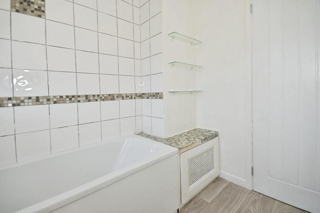 BATHROOM 02.jpg