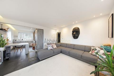 2 bedroom flat to rent, Avenue Road, St John's Wood, London NW8