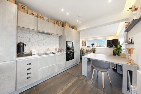 2 bedroom flat to rent, Avenue Road, St John's Wood, London NW8