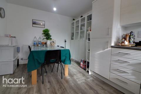 4 bedroom semi-detached house to rent, Constantine Drive, Peterborough