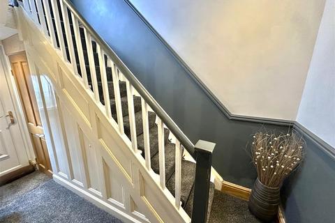 4 bedroom semi-detached house for sale, Huddersfield Road.,, Liversedge