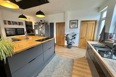 4 bedroom semi-detached house for sale, Huddersfield Road.,, Liversedge