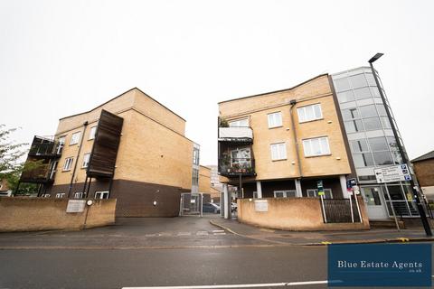 1 bedroom apartment to rent, Hanworth Road, Hounslow, TW3