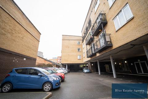 1 bedroom apartment to rent, Hanworth Road, Hounslow, TW3