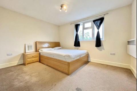 1 bedroom flat to rent, Highcliffe Gardens, Ilford IG4