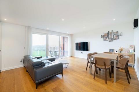 3 bedroom flat for sale, Lismore Boulevard, London NW9