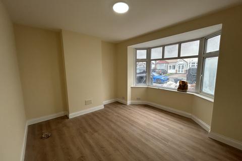 3 bedroom terraced house to rent, Easternville Gardens, ILFORD IG2
