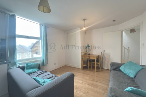 3 bedroom flat to rent, Tasman Road, SW9